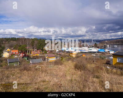 Lindøya une île dans le fjord d'Oslo, à 15 minutes du centre-ville le week-end idyllique avec chalets,plage et port de plaisance Banque D'Images