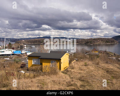 Lindøya une île dans le fjord d'Oslo, à 15 minutes du centre-ville le week-end idyllique avec chalets,plage et port de plaisance Banque D'Images