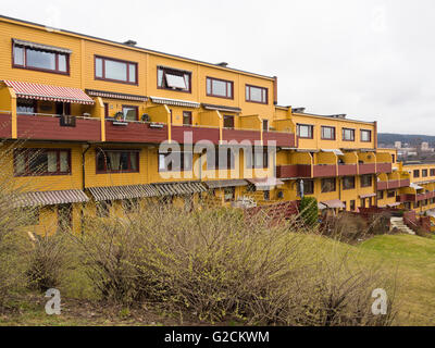 Maisons en rangée unique dans la banlieue d'Oslo Norvège Veitvet, 2x2 étages, l'architecture roman par Selvaag en 1952 Banque D'Images