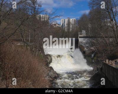 Les inondations printanières dans la rivière Akerselva divisant la capitale norvégienne à Oslo dans l'Est et l'ouest de sentiers de chaque côté Banque D'Images
