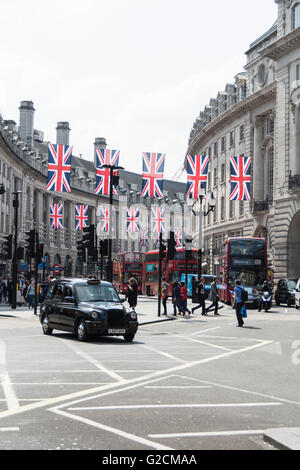 Les drapeaux sont sur Regent Street dans le centre de Londres en prévision de la 23e juin Référendum pour rester ou quitter l'UE Banque D'Images