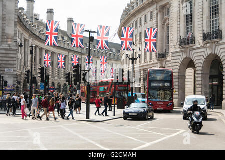 Les drapeaux sont sur Regent Street dans le centre de Londres en prévision de la 23e juin Référendum pour rester ou quitter l'UE Banque D'Images