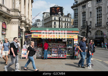 Les gens passant devant une billetterie dans Piccadilly Circus, au centre de Londres, UK Banque D'Images