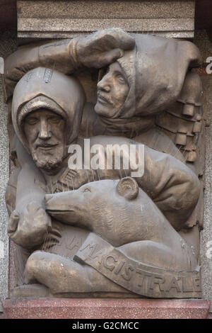 La Légion tchécoslovaque sur le Transsibérien. Sculpture par Jan Štursa sculpteur tchèque sur le bâtiment Legiobanka à Prague, République tchèque. La Legiobanka Bâtiment conçu par l'architecte moderniste tchèque Josef Gocar dans rondo-style cubiste a été construit en 1921-1939 pour la Banque de la Légion tchécoslovaque en Na Porici. Banque D'Images