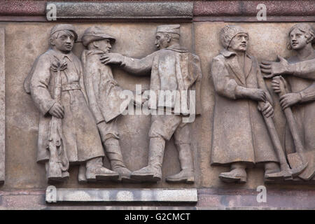 Retour de la Légion tchécoslovaque. Frise sculpturale par sculpteur tchèque Otto Gutfreund sur le bâtiment Legiobanka à Prague, République tchèque. La Legiobanka Bâtiment conçu par l'architecte moderniste tchèque Josef Gocar dans rondo-style cubiste a été construit en 1921-1939 pour la Banque de la Légion tchécoslovaque en Na Porici. Banque D'Images