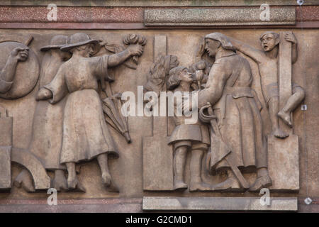 Retour de la Légion tchécoslovaque. Frise sculpturale par sculpteur tchèque Otto Gutfreund sur le bâtiment Legiobanka à Prague, République tchèque. La Legiobanka Bâtiment conçu par l'architecte moderniste tchèque Josef Gocar dans rondo-style cubiste a été construit en 1921-1939 pour la Banque de la Légion tchécoslovaque en Na Porici. Banque D'Images