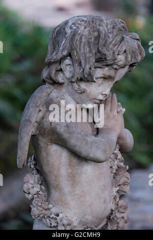 Une vieille figure sculptée dans la cour de l'hôtel Casa Santo Domingo à Antigua Guatemala, Guatemala. L'hôtel de luxe et le musée est situé sur le terrain de la monastère de Santo Domingo, qui était autrefois un bastion de l'un des plus grands couvents dans les Amériques. Banque D'Images