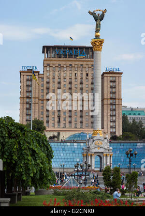 Kiev, Ukraine - 20 mai 2016 : Maidan Nezalezhnosti (place de l'indépendance) avec Statue de l'indépendance, à Kiev, Ukraine. Banque D'Images