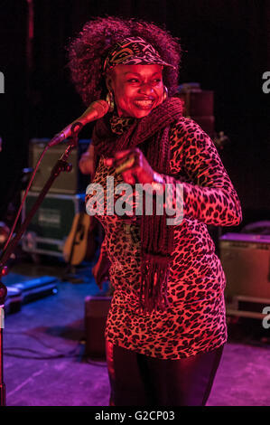 La chanteuse malienne wassoulou Oumou Sangaré et son groupe en live au Dome de Brighton. Banque D'Images