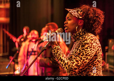 La chanteuse malienne wassoulou Oumou Sangaré et son groupe en live au Dome de Brighton. Banque D'Images