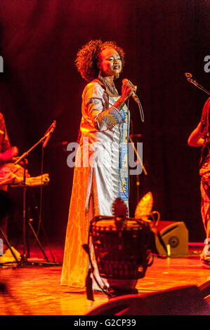 La chanteuse malienne wassoulou Oumou Sangaré et son groupe en live au Dome de Brighton. Banque D'Images