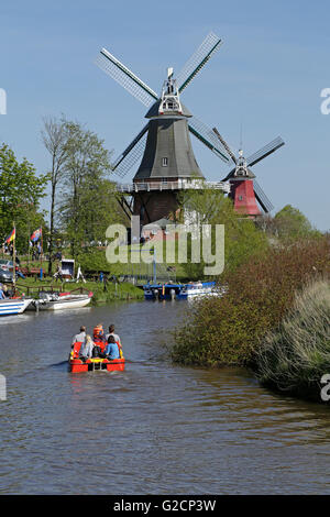 Les moulins à vent, Greetsiel, Krummhoern, en Frise orientale, Basse-Saxe, Allemagne Banque D'Images