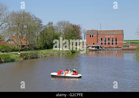 Station de pompage de la côtière, Greetsiel, Krummhoern, en Frise orientale, Basse-Saxe, Allemagne Banque D'Images