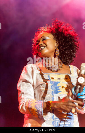 La chanteuse malienne wassoulou Oumou Sangaré et son groupe en live au Dome de Brighton. Banque D'Images