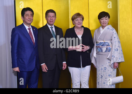 Le Premier ministre japonais Shinzo Abe et son épouse Akie Abe, stand avec la Chancelière allemande Angela Merkel et son mari Joachim Sauer lors d'un cocktail au sommet du G7, 26 mai 2016 à Shima, préfecture de Mie, au Japon. Banque D'Images