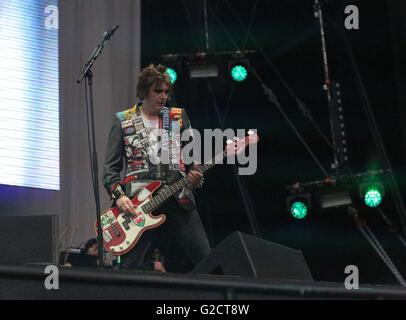 Manic Street Preachers bassiste et parolier Nicky Wire sur scène lors de son concert du groupe au Liberty Stadium de Swansea. Banque D'Images