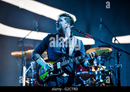 Marcus Mumford effectue avec Mumford and Sons sur scène à la radio un grand week-end à Powderham Castle, Exeter, Devon. Banque D'Images