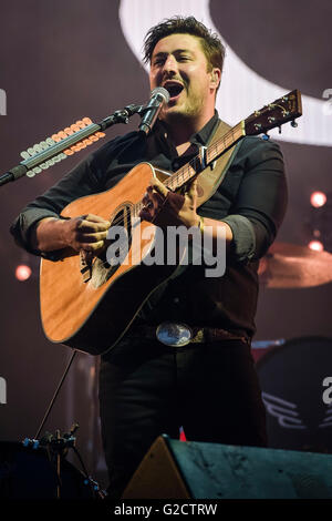 Marcus Mumford effectue avec Mumford and Sons sur scène à la radio un grand week-end à Powderham Castle, Exeter, Devon. Banque D'Images