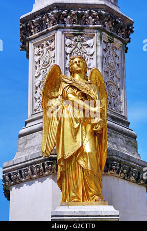 Statue angel d'or sur le Monument de la Sainte Marie à côté de la colonne cathédrale de Zagreb à Zagreb, Croatie Banque D'Images