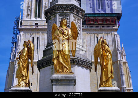 Statue angel d'or sur le Monument de la Sainte Marie à côté de la colonne cathédrale de Zagreb à Zagreb, Croatie Banque D'Images