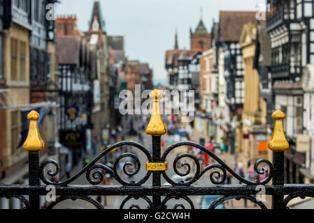 Voir du côté de Eastgate, Chester repris de la Muraille Romaine sous l'Eastgate Clock. Crédit photo : Brian Hickey/Alamy Banque D'Images