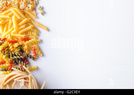 Divers types de pâtes sentent isolées vue supérieure Banque D'Images