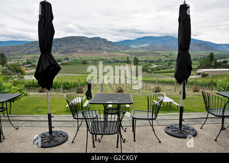 Patio donnant sur les vignobles et les paysages à la route 13 winery à Oliver, BC dans le sud de l'Okanagan. Banque D'Images