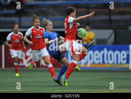 Règne de Seattle's Kim peu (8) et l'arsenal de Josephine Henning (22) Bataille pour la balle dans leur match de football amical au Memorial Stadium, Seattle, WA. Le match amical s'est terminée par un match nul. Jeff Halstead/Cal Sport Media, ©Jeff Halstead/CSM Banque D'Images