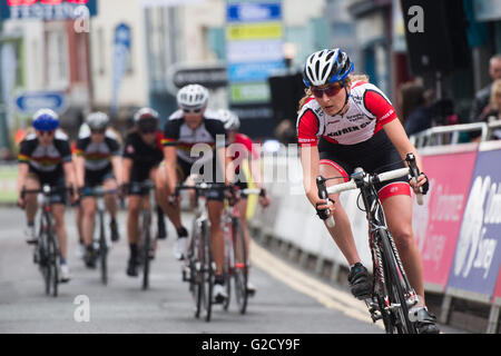 Pays de Galles Aberystwyth UK, vendredi 27 mai 2016 Des centaines de personnes prennent part à l'assemblée annuelle Cycle fest Aber de vélo autour de la fermeture des rues de la ville. Début de l'après-midi avec des courses pour les enfants de l'école, et jusqu'à une tempête spectaculaire le tonnerre et les éclairs, l'événement culminant dans la soirée avec des coureurs professionnels en compétition dans la série d'Izumi Poire Crédit photo : Keith Morris / Alamy Live News Banque D'Images