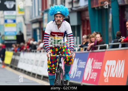 Pays de Galles Aberystwyth UK, vendredi 27 mai 2016 Des centaines de personnes prennent part à l'assemblée annuelle Cycle fest Aber de vélo autour de la fermeture des rues de la ville. Début de l'après-midi avec des courses pour les enfants de l'école, et jusqu'à une tempête spectaculaire le tonnerre et les éclairs, l'événement culminant dans la soirée avec des coureurs professionnels en compétition dans la série d'Izumi Poire Crédit photo : Keith Morris / Alamy Live News Banque D'Images