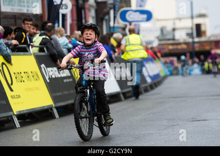 Pays de Galles Aberystwyth UK, vendredi 27 mai 2016 Des centaines de personnes prennent part à l'assemblée annuelle Cycle fest Aber de vélo autour de la fermeture des rues de la ville. Début de l'après-midi avec des courses pour les enfants de l'école, et jusqu'à une tempête spectaculaire le tonnerre et les éclairs, l'événement culminant dans la soirée avec des coureurs professionnels en compétition dans la série d'Izumi Poire Crédit photo : Keith Morris / Alamy Live News Banque D'Images