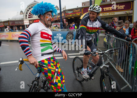 Pays de Galles Aberystwyth UK, vendredi 27 mai 2016 Des centaines de personnes prennent part à l'assemblée annuelle Cycle fest Aber de vélo autour de la fermeture des rues de la ville. Début de l'après-midi avec des courses pour les enfants de l'école, et jusqu'à une tempête spectaculaire le tonnerre et les éclairs, l'événement culminant dans la soirée avec des coureurs professionnels en compétition dans la série d'Izumi Poire Crédit photo : Keith Morris / Alamy Live News Banque D'Images