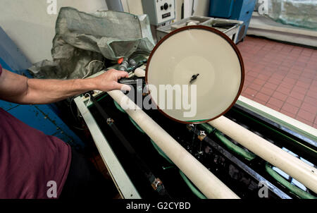 Camarillo, Californie, USA. 25 mai, 2016. Un maître vernis est plaqué à l'usine de pressage de l'enregistrement, l'enregistrement de la technologie, Inc. Fondée en 1978, la musique Jazz Questions est dédié au nouveau lancement de nouveaux pressages originaux de jazz Blue Note Records historiques sur les titres 45 et 33 tr/min, 180g vinyle vierge. Chaque nouvelle publication albums de jazz est restauré et remasterisé à partir du master original des bandes analogiques et dispose de l'emblématique Blue Note pochette gatefold avec vestes et autres photos de l'original sessions. © Brian Cahn/ZUMA/Alamy Fil Live News Banque D'Images