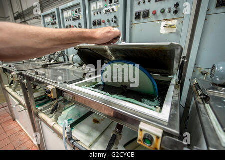 Camarillo, Californie, USA. 25 mai, 2016. La ''mère'' stamper est fabriqué à l'usine de pressage de l'enregistrement, l'enregistrement de la technologie, Inc. Fondée en 1978, la musique Jazz Questions est dédié au nouveau lancement de nouveaux pressages originaux de jazz Blue Note Records historiques sur les titres 45 et 33 tr/min, 180g vinyle vierge. Chaque nouvelle publication albums de jazz est restauré et remasterisé à partir du master original des bandes analogiques et dispose de l'emblématique Blue Note pochette gatefold avec vestes et autres photos de l'original sessions. © Brian Cahn/ZUMA/Alamy Fil Live News Banque D'Images