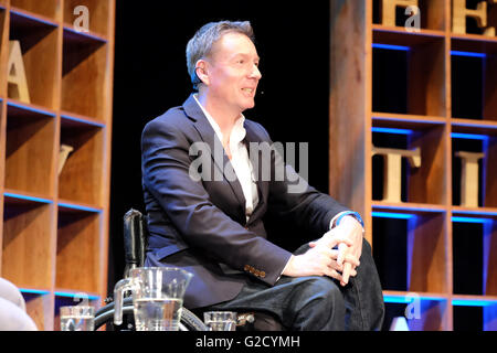 Hay Festival - Vendredi 27 mai 2016 - Frank Gardner, le correspondant sécurité de la BBC parle de son premier roman intitulé La crise, d'une chaîne hi-tech thriller situé dans l'Amérique du Sud et à Londres. Banque D'Images