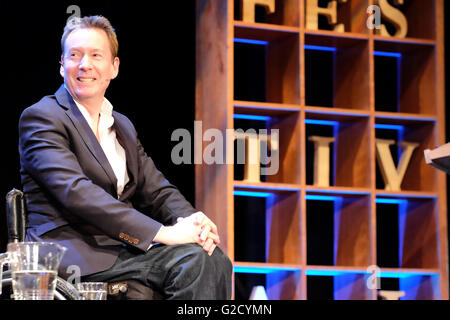 Hay Festival - Vendredi 27 mai 2016 - Frank Gardner, le correspondant sécurité de la BBC parle de son premier roman intitulé La crise, d'une chaîne hi-tech thriller situé dans l'Amérique du Sud et à Londres. Banque D'Images