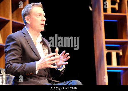 Hay Festival - Vendredi 27 mai 2016 - Frank Gardner, le correspondant sécurité de la BBC parle de son premier roman intitulé La crise, d'une chaîne hi-tech thriller situé dans l'Amérique du Sud et à Londres. Banque D'Images