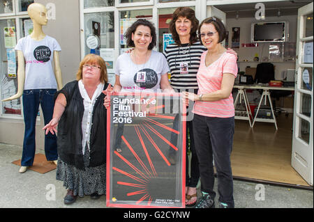 Schull, Irlande. 27 mai 2016. Sur la photo à l'extérieur de la Fastnet Film Festival Box Office sont : Pauline Cotter, collecte de fonds et de directeur ; Helen Wells Directeur Communications et programmeur ; Hilary McCarthy, Président du Festival, PRO & Media et Judy Bollinger, Sponsor Titre du Festival. Le festival se déroule jusqu'au dimanche 29 mai. Credit : Andy Gibson/Alamy Live News Banque D'Images