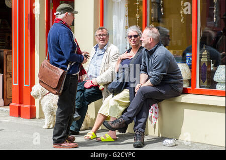 Schull, Irlande. 27 mai 2016. Avoir un chat sur Schull Rue principale lors de la Fastnet 2016 Film Festival ont été écrivain irlandais, Pat McCabe, écrivain irlandais, réalisateur et acteur, Gerard Stembridge ; Irish directeur de casting, Maureen Hughes et acteur irlandais et marionnettiste, Dominic Moore. Le festival se déroule jusqu'au dimanche 29 mai. Credit : Andy Gibson/Alamy Live News Banque D'Images