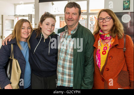 Schull, Irlande. 27 mai 2016. Eastenders et l'acteur Bill Tony O'Callaghan, laisse tomber dans le Fastnet Film Festival Box Office avec sa femme, sa fille et sa belle-sœur. Le festival se déroule jusqu'au dimanche 29 mai. Credit : Andy Gibson/Alamy Live News Banque D'Images