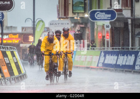 Pays de Galles Aberystwyth UK, Vendredi 27 Mai 2016 Trois coureurs habillés comme des pêcheurs ont une certaine protection contre la pluie torrentielle qui s'affrontent dans la ville 'v' Robe race dans le Cycle d'Aberystwyth 2016 Festival débutant en après-midi avec des courses pour les enfants de l'école, et jusqu'à une tempête spectaculaire le tonnerre et les éclairs, l'événement a trouvé son paroxysme dans la soirée avec des coureurs professionnels en compétition dans la série d'Izumi Poire Crédit photo : Keith Morris / Alamy Live News Banque D'Images