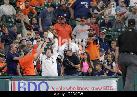 Houston, TX, USA. 26 mai, 2016. Astros de Houston fans célébrer après avoir attrapé une fausse balle au cours de la Ligue Majeure de Baseball le match entre les Orioles de Baltimore et les Astros de Houston au Minute Maid Park de Houston, TX. Tim Warner/CSM/Alamy Live News Banque D'Images