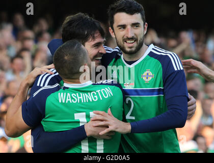 Stade National de Football, Belfast, Royaume-Uni. 27 mai 2016. Kyle Lafferty (centre) célèbre son but en amical International Vauxhall entre Irlande du Nord et la Biélorussie. Crédit : David Hunter/Alamy Live News Banque D'Images