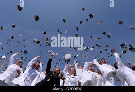 Annapolis, Etats-Unis. 27 mai, 2016. Caps lancent leurs diplômés au cours de leur cérémonie de remise de diplômes à l'académie navale des États-Unis (USNA) à Annapolis, Maryland, aux États-Unis, le 27 mai 2016. Plus de 1000 étudiants ont obtenu vendredi de USNA. © Yin Bogu/Xinhua/Alamy Live News