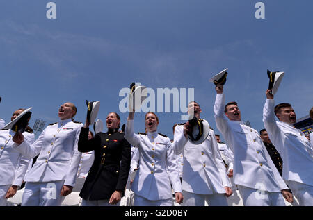 Annapolis, Etats-Unis. 27 mai, 2016. Assister à leurs diplômés remise des diplômes à l'académie navale des États-Unis (USNA) à Annapolis, Maryland, aux États-Unis, le 27 mai 2016. Plus de 1000 étudiants ont obtenu vendredi de USNA. © Yin Bogu/Xinhua/Alamy Live News Banque D'Images