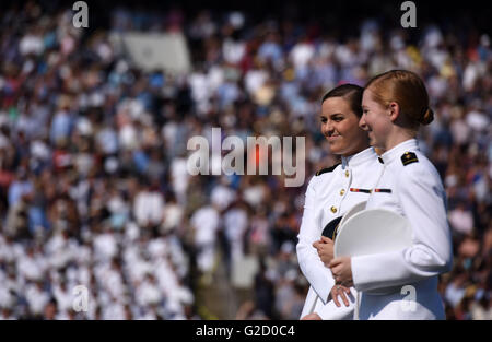 Annapolis, Etats-Unis. 27 mai, 2016. Assister à leurs diplômés remise des diplômes à l'académie navale des États-Unis (USNA) à Annapolis, Maryland, aux États-Unis, le 27 mai 2016. Plus de 1000 étudiants ont obtenu vendredi de USNA. © Yin Bogu/Xinhua/Alamy Live News Banque D'Images