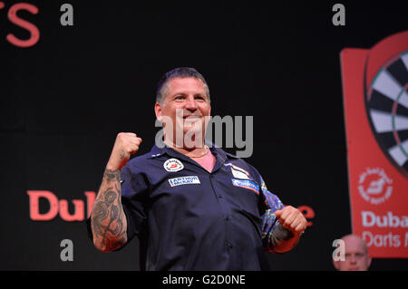 Dubaï, Émirats arabes unis, le 27 mars 2016. Scotland's Gary Anderson célèbre après avoir remporté le Dubai Duty Free 2016 Fléchettes Masters. PDC actuel Champion du Monde Anderson battre la défense de trois fléchettes DDF Masters et actuelle n°1 mondiale Michael van Gerwen des Pays-Bas, de remporter le titre pour la première fois Crédit : Feroz Khan/Alamy Live News Banque D'Images