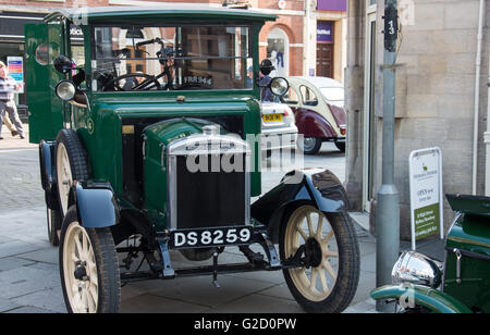 Melton Mowbray, UK. 27 mai, 2016. Visiteurs traités à une gamme de voitures classiques et des vélos à passé fois pendant la soirée de printemps chaud . Credit : Clifford Norton/Alamy Live News Banque D'Images