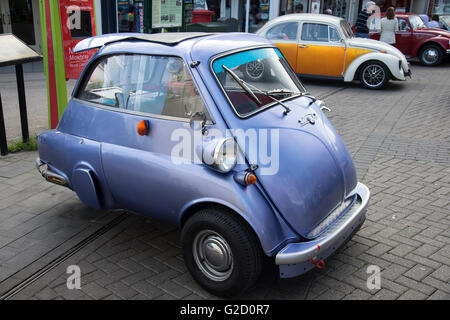 Melton Mowbray, UK. 27 mai, 2016. Visiteurs traités à une gamme de voitures classiques et des vélos à passé fois pendant la soirée de printemps chaud . Credit : Clifford Norton/Alamy Live News Banque D'Images