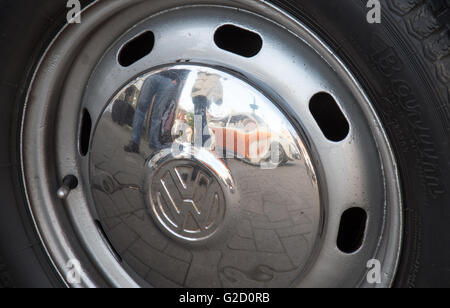 Melton Mowbray, UK. 27 mai, 2016. Visiteurs traités à une gamme de voitures classiques et des vélos à passé fois pendant la soirée de printemps chaud . Credit : Clifford Norton/Alamy Live News Banque D'Images